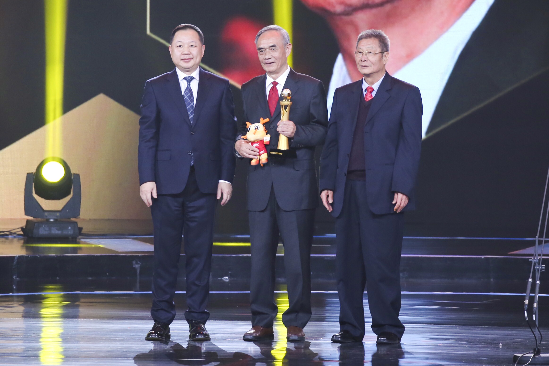 王迪+沈寅豪出任齐鲁德比裁判组，沈寅豪曾经被球迷举报论文抄袭