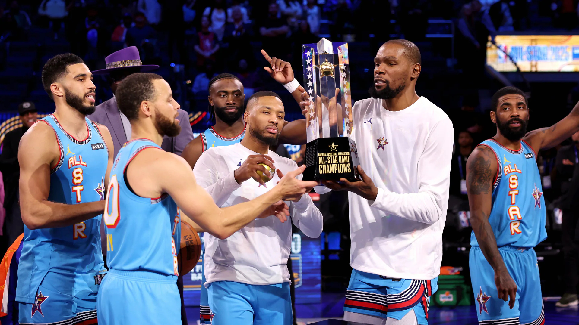 NBA转会季：保罗·乔治加盟独行侠引热议，詹姆斯质疑转会公正性